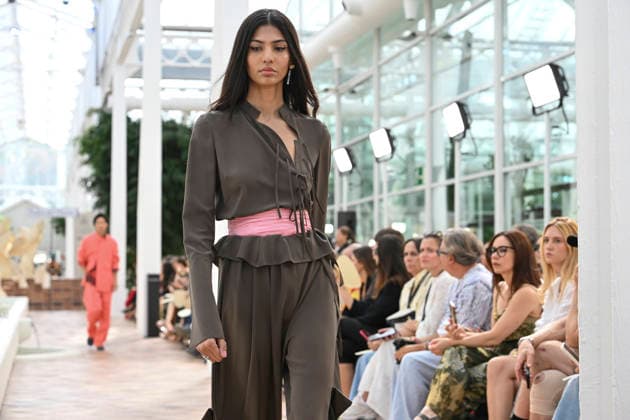 Pedro del Hierro - Mercedes Benz Fashion Week Madrid, Spain - 14 Sep 2026 A model parades with Pedro del Hierro design during the Mercedes Benz Fashion Week Madrid at Cibeles Palace in Madrid. Madrid Spain Copyright: xAtilanoxGarciax xSOPAxImagesx PHOTO07376