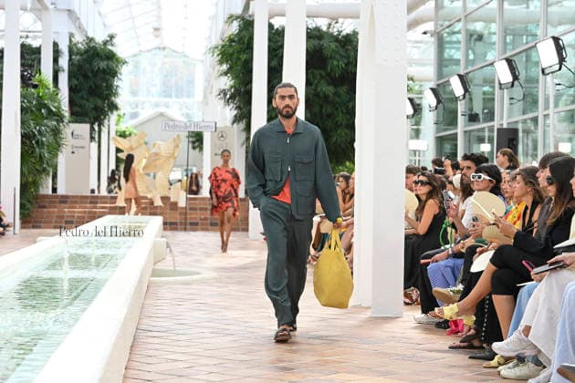 Pedro del Hierro - Mercedes Benz Fashion Week Madrid, Spain - 14 Sep 2026 A model parades with Pedro del Hierro design during the Mercedes Benz Fashion Week Madrid at Cibeles Palace in Madrid. Madrid Spain Copyright: xAtilanoxGarciax xSOPAxImagesx PHOTO07377