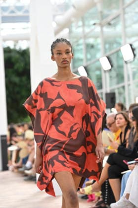 Pedro del Hierro - Mercedes Benz Fashion Week Madrid, Spain - 14 Sep 2026 A model parades with Pedro del Hierro design during the Mercedes Benz Fashion Week Madrid at Cibeles Palace in Madrid. Madrid Spain Copyright: xAtilanoxGarciax xSOPAxImagesx PHOTO07378