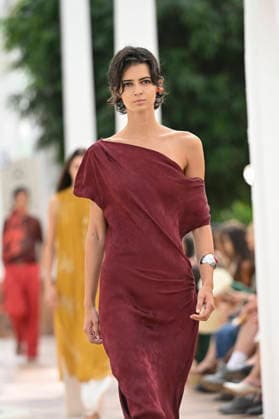 Pedro del Hierro - Mercedes Benz Fashion Week Madrid, Spain - 14 Sep 2026 A model parades with Pedro del Hierro design during the Mercedes Benz Fashion Week Madrid at Cibeles Palace in Madrid. Madrid Spain Copyright: xAtilanoxGarciax xSOPAxImagesx PHOTO07384