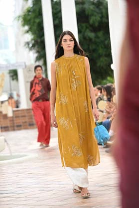 Pedro del Hierro - Mercedes Benz Fashion Week Madrid, Spain - 14 Sep 2026 A model parades with Pedro del Hierro design during the Mercedes Benz Fashion Week Madrid at Cibeles Palace in Madrid. Madrid Spain Copyright: xAtilanoxGarciax xSOPAxImagesx PHOTO07385