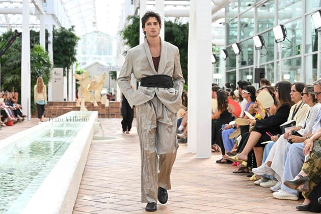 Pedro del Hierro - Mercedes Benz Fashion Week Madrid, Spain - 14 Sep 2026 A model parades with Pedro del Hierro design during the Mercedes Benz Fashion Week Madrid at Cibeles Palace in Madrid. Madrid Spain Copyright: xAtilanoxGarciax xSOPAxImagesx PHOTO07396