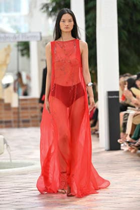 Pedro del Hierro - Mercedes Benz Fashion Week Madrid, Spain - 14 Sep 2026 A model parades with Pedro del Hierro design during the Mercedes Benz Fashion Week Madrid at Cibeles Palace in Madrid. Madrid Spain Copyright: xAtilanoxGarciax xSOPAxImagesx PHOTO07401