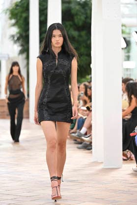 Pedro del Hierro - Mercedes Benz Fashion Week Madrid, Spain - 14 Sep 2026 A model parades with Pedro del Hierro design during the Mercedes Benz Fashion Week Madrid at Cibeles Palace in Madrid. Madrid Spain Copyright: xAtilanoxGarciax xSOPAxImagesx PHOTO07408