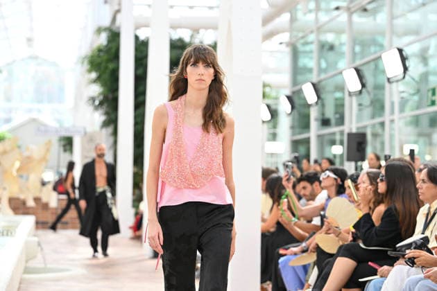 Pedro del Hierro - Mercedes Benz Fashion Week Madrid, Spain - 14 Sep 2026 A model parades with Pedro del Hierro design during the Mercedes Benz Fashion Week Madrid at Cibeles Palace in Madrid. Madrid Spain Copyright: xAtilanoxGarciax xSOPAxImagesx PHOTO07412