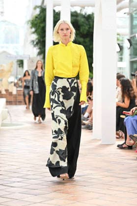 Pedro del Hierro - Mercedes Benz Fashion Week Madrid, Spain - 14 Sep 2026 A model parades with Pedro del Hierro design during the Mercedes Benz Fashion Week Madrid at Cibeles Palace in Madrid. Madrid Spain Copyright: xAtilanoxGarciax xSOPAxImagesx PHOTO07415