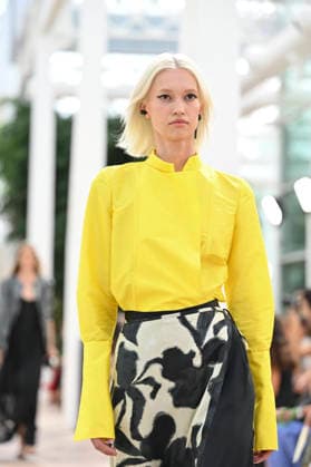 Pedro del Hierro - Mercedes Benz Fashion Week Madrid, Spain - 14 Sep 2026 A model parades with Pedro del Hierro design during the Mercedes Benz Fashion Week Madrid at Cibeles Palace in Madrid. Madrid Spain Copyright: xAtilanoxGarciax xSOPAxImagesx PHOTO07416