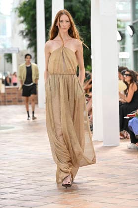 Pedro del Hierro - Mercedes Benz Fashion Week Madrid, Spain - 14 Sep 2026 A model parades with Pedro del Hierro design during the Mercedes Benz Fashion Week Madrid at Cibeles Palace in Madrid. Madrid Spain Copyright: xAtilanoxGarciax xSOPAxImagesx PHOTO07424