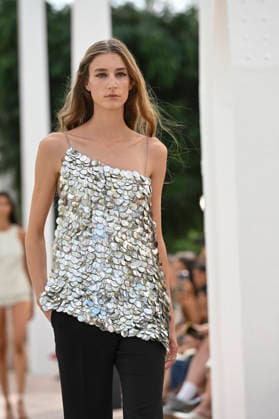 Pedro del Hierro - Mercedes Benz Fashion Week Madrid, Spain - 14 Sep 2026 A model parades with Pedro del Hierro design during the Mercedes Benz Fashion Week Madrid at Cibeles Palace in Madrid. Madrid Spain Copyright: xAtilanoxGarciax xSOPAxImagesx PHOTO07433