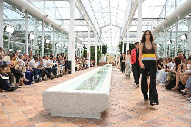 Pedro del Hierro - Mercedes Benz Fashion Week Madrid, Spain - 14 Sep 2026 A model parades with Pedro del Hierro design during the Mercedes Benz Fashion Week Madrid at Cibeles Palace in Madrid. Madrid Spain Copyright: xAtilanoxGarciax xSOPAxImagesx PHOTO07439