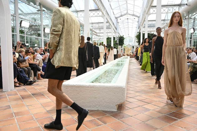 Pedro del Hierro - Mercedes Benz Fashion Week Madrid, Spain - 14 Sep 2026 A model parades with Pedro del Hierro design during the Mercedes Benz Fashion Week Madrid at Cibeles Palace in Madrid. Madrid Spain Copyright: xAtilanoxGarciax xSOPAxImagesx PHOTO07442