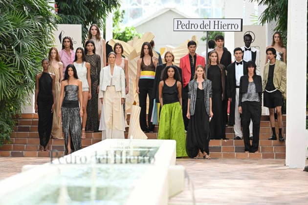 Pedro del Hierro - Mercedes Benz Fashion Week Madrid, Spain - 14 Sep 2026 A model parades with Pedro del Hierro design during the Mercedes Benz Fashion Week Madrid at Cibeles Palace in Madrid. Madrid Spain Copyright: xAtilanoxGarciax xSOPAxImagesx PHOTO07446