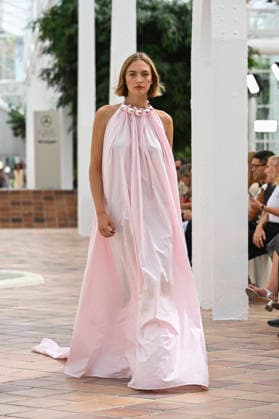 Simorra - Mercedes Benz Fashion Week Madrid, Spain - sep 2026 A model parades with Simorra design during Mercedes Benz Fashion Week Madrid Cibeles Palace in Madrid, 14 of February of 2026 Spain Madrid Spain Copyright: xAtilanoxGarciax xSOPAxImagesx PHOTO07535