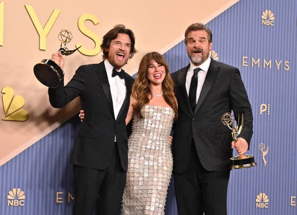 78th Primetime Emmy Awards - Press Room Jason Bateman, Linda Cardellini and David Harbour in the press room at the 78th Primetime Emmy Awards held at the Peacock Theater on September 14, 2026 in Los Angeles, California. Los Angeles Peacock Theater California USA Copyright: xTammiexArroyo AFF-USA.comx