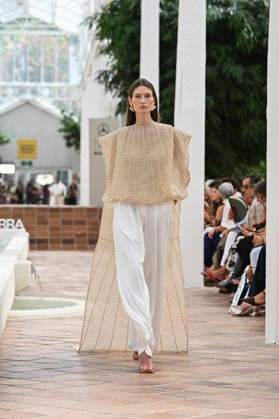 Simorra - Mercedes Benz Fashion Week Madrid, Spain - sep 2026 A model parades with Simorra design during Mercedes Benz Fashion Week Madrid Cibeles Palace in Madrid, 14 of February of 2026 Spain Madrid Spain Copyright: xAtilanoxGarciax xSOPAxImagesx PHOTO07552