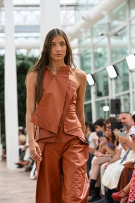 Simorra - Mercedes Benz Fashion Week Madrid, Spain - sep 2026 A model parades with Simorra design during Mercedes Benz Fashion Week Madrid Cibeles Palace in Madrid, 14 of February of 2026 Spain Madrid Spain Copyright: xAtilanoxGarciax xSOPAxImagesx PHOTO07600