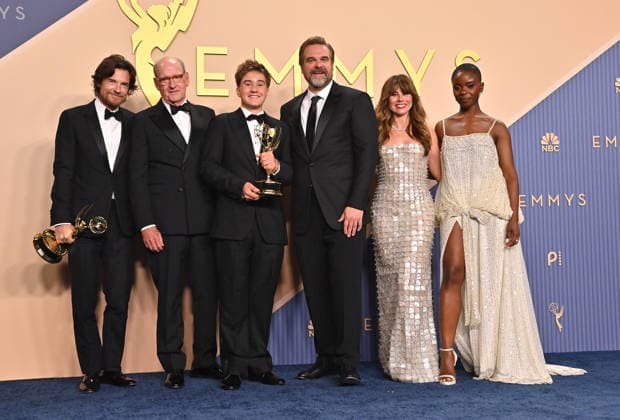 78th Primetime Emmy Awards - Press Room Jason Bateman, Richard Jenkins, Arlan Ruf, David Harbour, Linda Cardellini and Joy Sunday in the press room at the 78th Primetime Emmy Awards held at the Peacock Theater on September 14, 2026 in Los Angeles, California. Los Angeles Peacock Theater California USA Copyright: xTammiexArroyo AFF-USA.comx