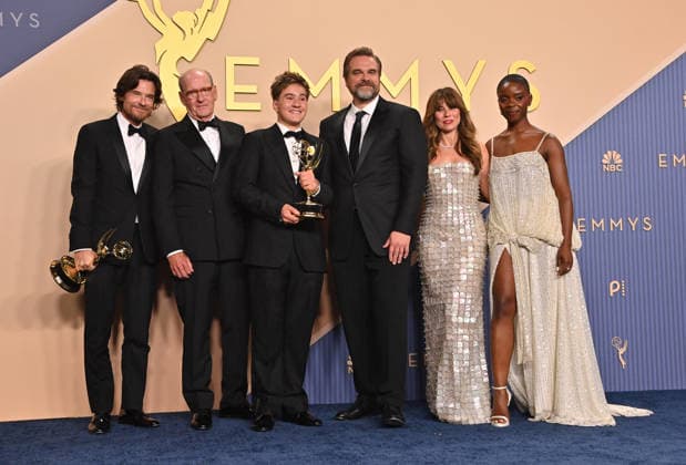 78th Primetime Emmy Awards - Press Room Jason Bateman, Richard Jenkins, Arlan Ruf, David Harbour, Linda Cardellini and Joy Sunday in the press room at the 78th Primetime Emmy Awards held at the Peacock Theater on September 14, 2026 in Los Angeles, California. Los Angeles Peacock Theater California USA Copyright: xTammiexArroyo AFF-USA.comx