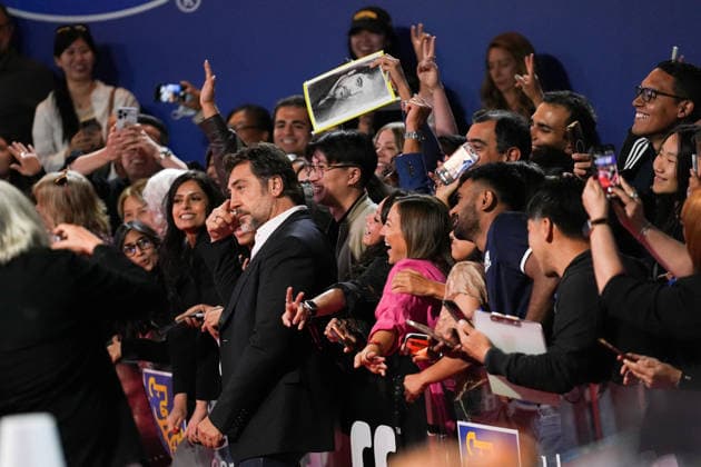 2026 Toronto International Film Festival - Bunker TORONTO, CANADA - SEPTEMBER 14 : Javier Bardem greets fans ahead of the premiere of Bunker during the 2026 Toronto International Film Festival at Roy Thomson Hall in Toronto, Ontario, Canada on September 14, 2026. Mert Alper Dervis Anadolu Toronto Canada. Editorial use only. Please get in touch for any other usage.  Copyright: x2026xAnadoluxMertxAlperxDervisx