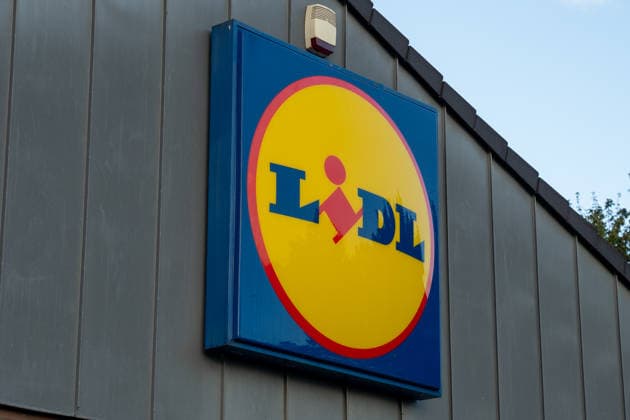 The logo of the discount grocery chain Lidl at one of its stores. On September 15, 2026, the Brandenburg Higher Regional Court will hear a lawsuit filed by the Federal Association of Consumer Organizations against Lidl. The case centers on the question of whether consumers are at a disadvantage when certain discounts are available exclusively through the Lid Copyright: xSvenxHeidmannx