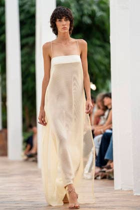 Models present creations from Simorra s FOLD IN collection for spring-summer 2027 during Mercedes-Benz Fashion Week Madrid. The Barcelona-based label, founded in 1978 by Javier Simorra, explores shapes, curves and the fold as a central element in this collection, with garments that adapt to the body and celebrate a beauty that resists rigidity. September 14,2026. (202609141440)