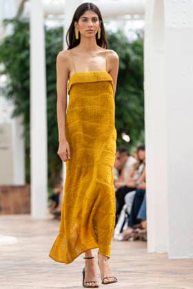 Models present creations from Simorra s FOLD IN collection for spring-summer 2027 during Mercedes-Benz Fashion Week Madrid. The Barcelona-based label, founded in 1978 by Javier Simorra, explores shapes, curves and the fold as a central element in this collection, with garments that adapt to the body and celebrate a beauty that resists rigidity. September 14,2026. (202609141444)