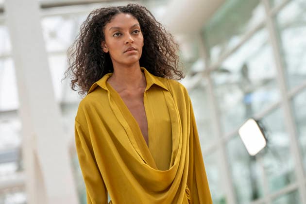 Models present creations from Simorra s FOLD IN collection for spring-summer 2027 during Mercedes-Benz Fashion Week Madrid. The Barcelona-based label, founded in 1978 by Javier Simorra, explores shapes, curves and the fold as a central element in this collection, with garments that adapt to the body and celebrate a beauty that resists rigidity. September 14,2026. (202609141484)