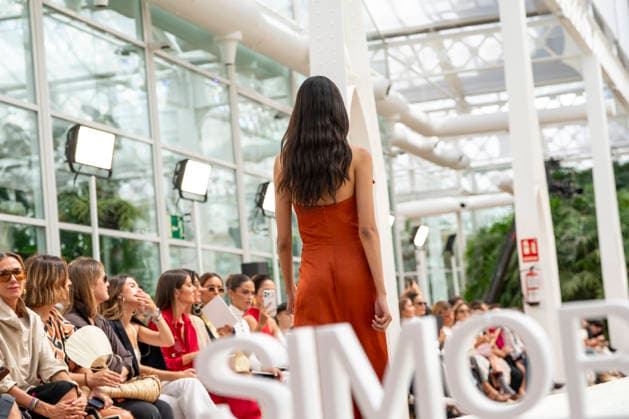 Models present creations from Simorra s FOLD IN collection for spring-summer 2027 during Mercedes-Benz Fashion Week Madrid. The Barcelona-based label, founded in 1978 by Javier Simorra, explores shapes, curves and the fold as a central element in this collection, with garments that adapt to the body and celebrate a beauty that resists rigidity. September 14,2026. (202609141619)