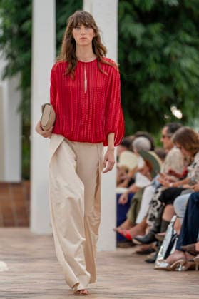 Models present creations from Simorra s FOLD IN collection for spring-summer 2027 during Mercedes-Benz Fashion Week Madrid. The Barcelona-based label, founded in 1978 by Javier Simorra, explores shapes, curves and the fold as a central element in this collection, with garments that adapt to the body and celebrate a beauty that resists rigidity. September 14,2026. (202609141501)