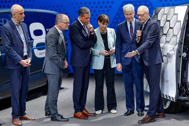 Eröffnung der IAA Transportation 2026 mit Messerundgang Stand von Volkswagen Nitzfahrzeuge (v.l.n.r): Belit Onay (Bündnis90 Die Grünen), Oberbürgermeister der Landeshauptstadt Hannover; Grant Hendrik Tonne (SPD) Niedersächsischer Minister für Wirtschaft, Verkehr und Bauen; Olaf Lies (SPD), Niedersächsischer Ministerpräsident; Hildegard Müller, Präsidentin des Verbandes der Automobilindustrie (VDA); Steffen Bilger (CDU), Bundesminister für Verkehr der Bundesrepublik Deutschland; Stefan Mecha, CEO von Volkswagen Nutzfahrzeuge. Futur Concept: Mit der Studie zeigt VWN, wie autonome Technologie künftig neue Mobilitäts- und Transportangebote ermöglichen kann. Die Studie steht beispielhaft für den Anspruch der Marke, als B2B-Mobili