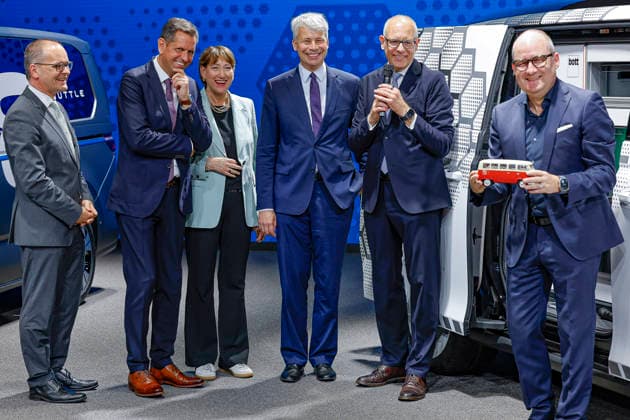 Eröffnung der IAA Transportation 2026 mit Messerundgang Stand von Volkswagen Nitzfahrzeuge (v.l.n.r): Belit Onay (Bündnis90 Die Grünen), Oberbürgermeister der Landeshauptstadt Hannover; Grant Hendrik Tonne (SPD) Niedersächsischer Minister für Wirtschaft, Verkehr und Bauen; Olaf Lies (SPD), Niedersächsischer Ministerpräsident; Hildegard Müller, Präsidentin des Verbandes der Automobilindustrie (VDA); Steffen Bilger (CDU), Bundesminister für Verkehr der Bundesrepublik Deutschland; Stefan Mecha, CEO von Volkswagen Nutzfahrzeuge; Lars Krause, Mitglied des VW-Markenvorstands für Vertrieb, Marketing und Aftersales. Futur Concept: Mit der Studie zeigt VWN, wie autonome Technologie künftig neue Mobilitäts- und Transportangebote ermögl
