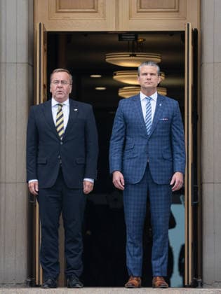 Secretary Hegseth hosts German Defense Minister Pistorius at Pentagon ARLINGTON, UNITED STATES - SEPTEMBER 15: U.S. Secretary of Defense Pete Hegseth (R) welcomes German Defense Minister Boris Pistorius (L) during an enhanced honor cordon at the Pentagon in Arlington, Virginia, on September 15, 2026. Hegseth and Pistorius met to discuss a range of bilateral issues. Mehmet Eser Anadolu Arlington United States. Editorial use only. Please get in touch for any other usage.  Copyright: x2026xAnadoluxMehmetxEserx