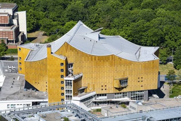 Luftaufnahme, Blick auf Philharmonie, Kulturforum, Kemperplatz, Architekt Hans Scharoun, Berlin-Tiergarten, Deutschland Aerial view, view of Philharmonie, Kulturforum, Kemperplatz, architect Hans Scharoun, Berlin-Tiergarten, Germany Copyright: imageBROKER IngoxSchulz ibxisb18773412.jpg