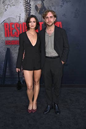 Zoe Bellas, accompanied by a guest, at the world premiere of the movie *Resident Evil* at the United Theater on Broadway in Los Angeles, September 15, 2026 Foto:xD.xStarbuckx xFuturexImagex evil_6966