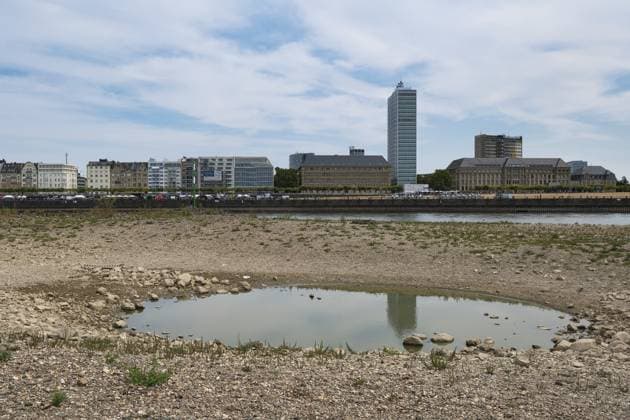 Ausblick über den Rhein bei sehr niedrigem Wasser, Trockenheit, Wassermangel, Düsseldorf, Deutschland View over the Rhine with very low water, drought, water shortage, Düsseldorf, Germany Copyright: imageBROKER Fotowerkstatt-ks ibxknr18807507.jpg