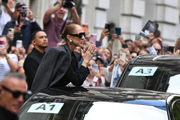 September 16, 2026: Celine Dion leaves the Royal Monceau. Celine Dion spent time with fans before heading to the venue, the Royal Monceau hotel in Paris, France. 459726 September 16, 2026 Paris, France  Copyright: xL.Urmanx xStarfacex STAR_459726_001