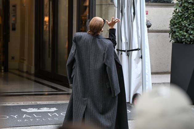 September 16, 2026: Celine Dion leaves the Royal Monceau. Celine Dion spent time with fans before heading to the venue, the Royal Monceau hotel in Paris, France. 459726 September 16, 2026 Paris, France  Copyright: xL.Urmanx xStarfacex STAR_459726_006
