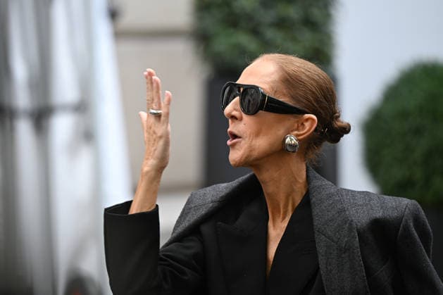 September 16, 2026: Celine Dion leaves the Royal Monceau. Celine Dion spent time with fans before heading to the venue, the Royal Monceau hotel in Paris, France. 459726 September 16, 2026 Paris, France  Copyright: xL.Urmanx xStarfacex STAR_459726_010