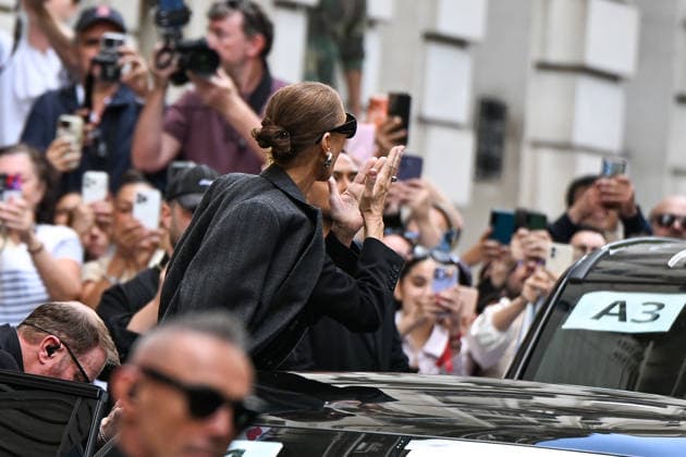 September 16, 2026: Celine Dion leaves the Royal Monceau. Celine Dion spent time with fans before heading to the venue, the Royal Monceau hotel in Paris, France. 459726 September 16, 2026 Paris, France  Copyright: xL.Urmanx xStarfacex STAR_459726_020