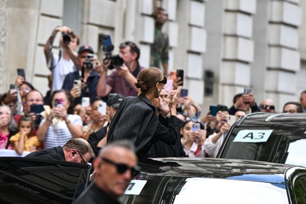 September 16, 2026: Celine Dion leaves the Royal Monceau. Celine Dion spent time with fans before heading to the venue, the Royal Monceau hotel in Paris, France. 459726 September 16, 2026 Paris, France  Copyright: xL.Urmanx xStarfacex STAR_459726_021