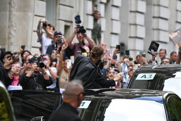 September 16, 2026: Celine Dion leaves the Royal Monceau. Celine Dion spent time with fans before heading to the venue, the Royal Monceau hotel in Paris, France. 459726 September 16, 2026 Paris, France  Copyright: xL.Urmanx xStarfacex STAR_459726_022
