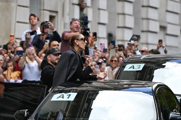 September 16, 2026: Celine Dion leaves the Royal Monceau. Celine Dion spent time with fans before heading to the venue, the Royal Monceau hotel in Paris, France. 459726 September 16, 2026 Paris, France  Copyright: xL.Urmanx xStarfacex STAR_459726_030