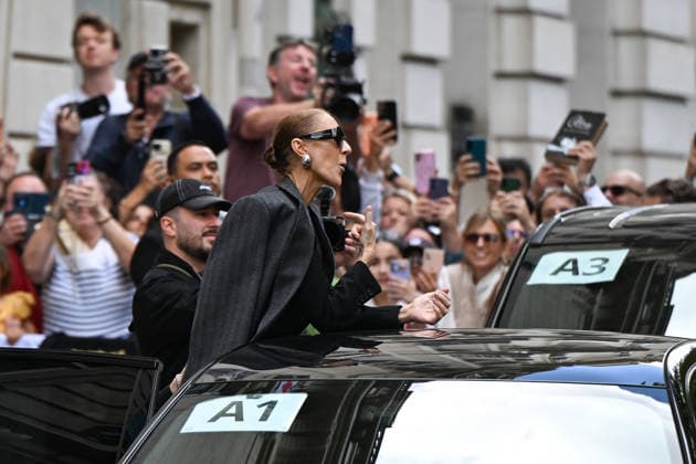 September 16, 2026: Celine Dion leaves the Royal Monceau. Celine Dion spent time with fans before heading to the venue, the Royal Monceau hotel in Paris, France. 459726 September 16, 2026 Paris, France  Copyright: xL.Urmanx xStarfacex STAR_459726_031
