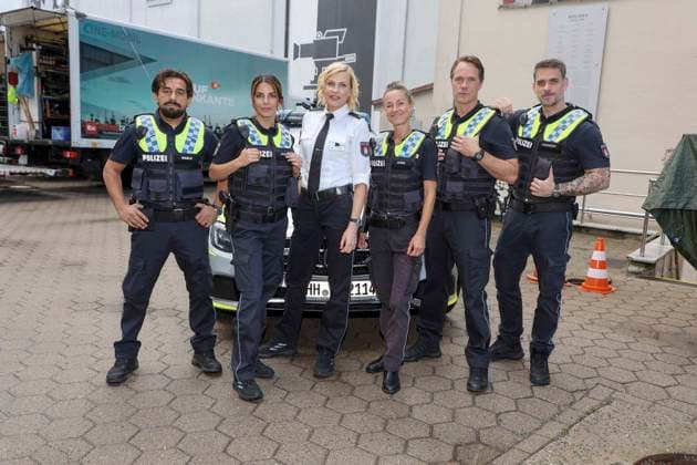ABB HAFENKANTE Zejhun Demirov, Lilli Hollunder, Sanna Englund, Rhea Harder Vennewald, Matthias Schloo, Marc Barthel, actors in police uniforms at a photo op marking the premiere of the 20th anniversary season and the 500th episode of the ZDF TV series *Notruf Hafenkante* on the original set of PK 21 at Studio Hamburg on September 16, 2026, in Hamburg