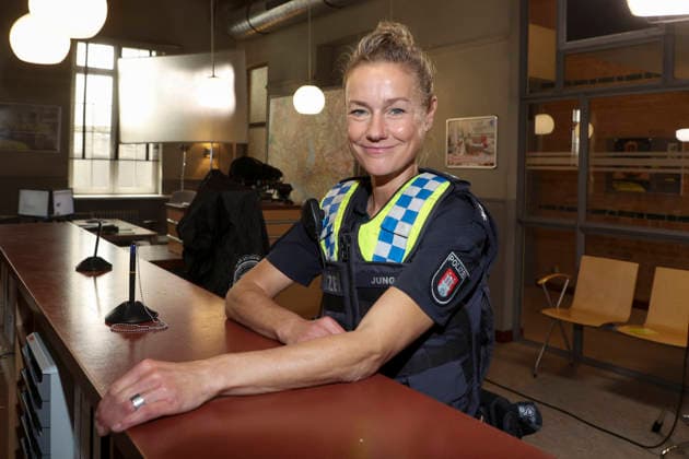 ABB HAFENKANTE Rhea Harder Vennewald, actress in a police uniform, at a photo shoot marking the start of the 20th anniversary season and the 500th episode of the ZDF TV series *Notruf Hafenkante* on the original set of PK 21 at Studio Hamburg on September 16, 2002026 in Hamburg
