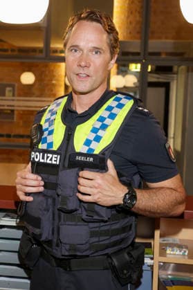 ABB HAFENKANTE Matthias Schloo, actor in police uniform, at a photo op marking the premiere of the 20th anniversary season and the 500th episode of the ZDF TV series *Notruf Hafenkante* on the original set of PK 21 at Studio Hamburg on September 16, 2026, in Hamburg