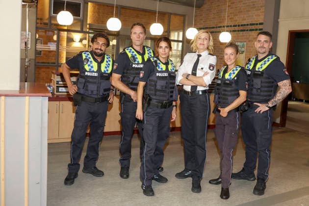 ABB HAFENKANTE Zejhun Demirov, Matthias Schloo, Lilli Hollunder, Sanna Englund, Rhea Harder Vennewald, Marc Barthel, actors in police uniforms, at a photo shoot marking the start of the 20th anniversary season and the 500th episode of the ZDF TV series *Notruf Hafenkante* on the original set of PK 21 at Studio Hamburg on September 16, 2026, in Hamburg