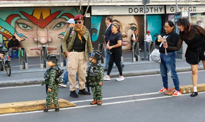 September 16, 2026, Mexico City, Mexico City, mexico: Children dressed as soldiers participate in Mexico s Independence Day parade. Mexico City mexico - ZUMAt178 20260916_zip_t178_018 Copyright: xNadiaxTecuapetlax
