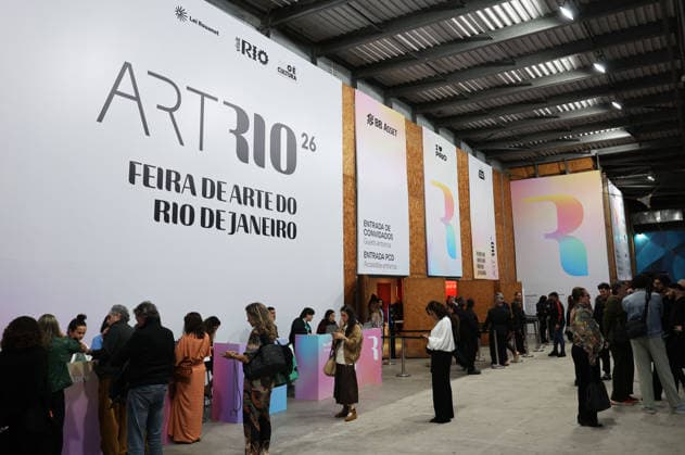 (260917) -- RIO DE JANEIRO, Sept. 17, 2026 -- Visitors visit the ArtRio 2026 in Rio de Janeiro, Brazil, Sept. 16, 2026. The five-day fair kicked off here on Wednesday, showcasing contemporary artworks such as paintings, sculptures and art installations from around the world. ) BRAZIL-RIO DE JANEIRO-ART FAIR-OPENING JinxHaoyuan 
