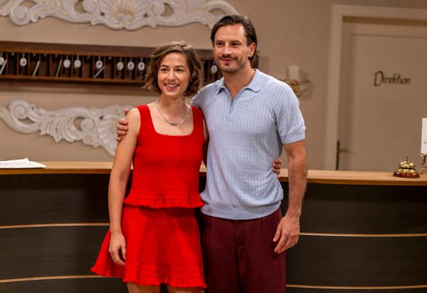 September 16, 2026, ARD telenovela *STURM DER LIEBE*, photo shoot for Season 23 on the film set in Munich, at Bavaria Film in Geiselgasteig, in the studio set of the fictional Hotel Fürstenhof. The new season premieres on November 4, 2026. From left: Actress Pippa Fee Rupperti as Emi